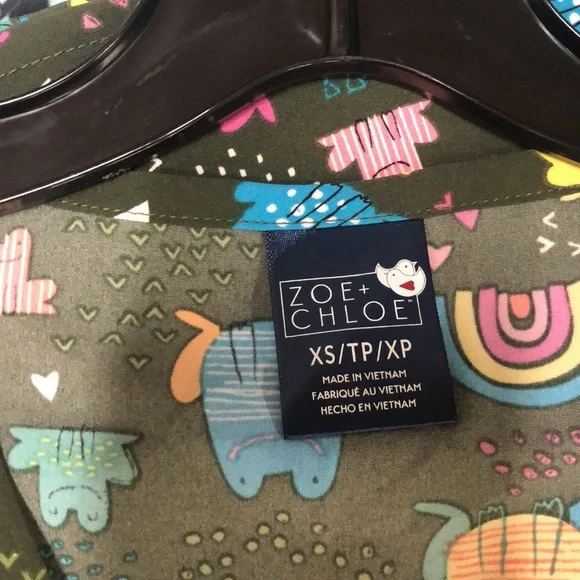 NWT Zoe + Chloe Army Green Frog and Rainbow pattern short sleeve scrub top - Picture 15 of 15